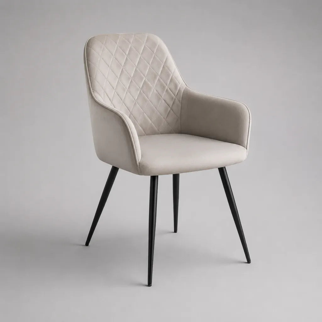 Sedia da pranzo con braccioli e schienale curvato in velluto e acciaio, beige chiaro e nero, 58 × 61 × 84 cm
