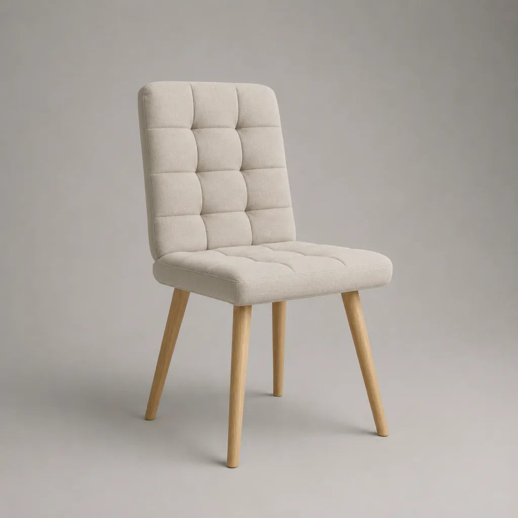 Sedia da pranzo imbottita in tessuto beige con schienale trapuntato e gambe in legno, 49 × 57 × 87 cm