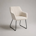 Sedia imbottita in poliestere loops crema con braccioli in acciaio nero e gambe di slitta, 59 × 61 × 82 cm
