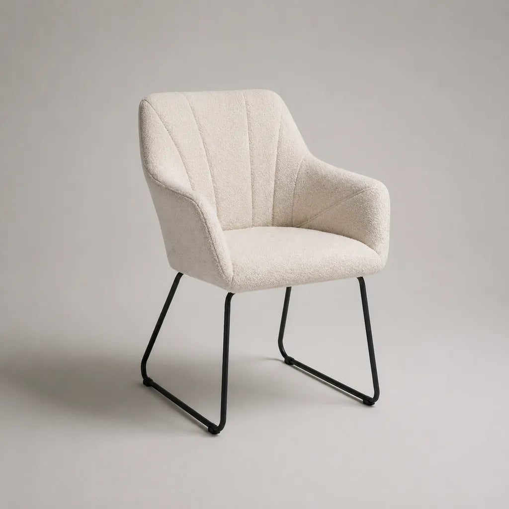 Sedia imbottita in poliestere loops crema con braccioli in acciaio nero e gambe di slitta, 59 × 61 × 82 cm