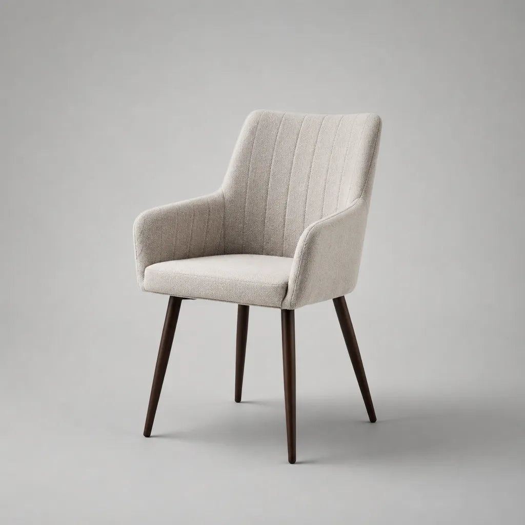 Sedia da pranzo beige con braccioli, schienale curvato, rivestimento in tessuto e gambe in legno, 60 × 62 × 85 cm