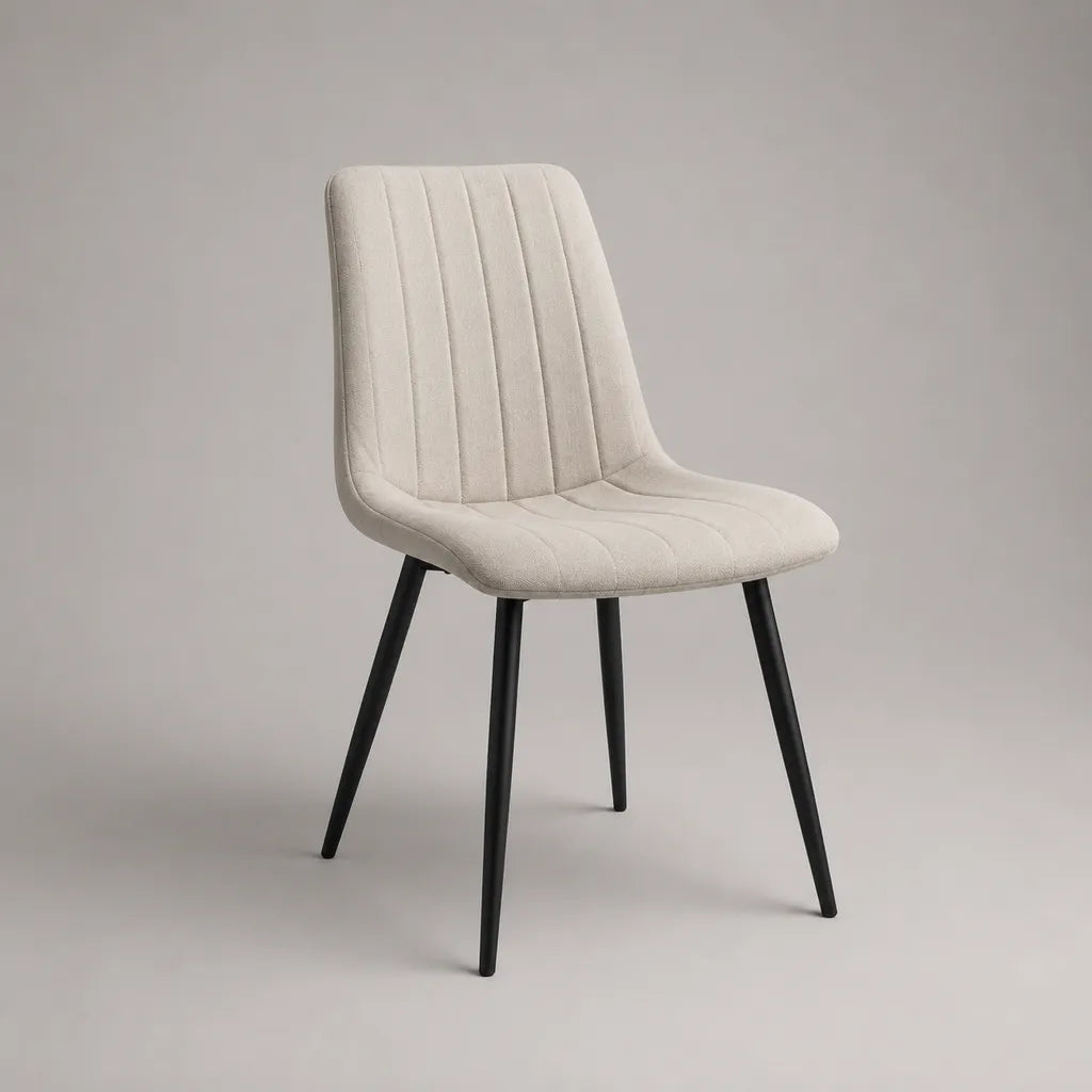 Sedia da pranzo imbottita beige in tessuto con gambe in acciaio nero, 49 × 57 × 84 cm