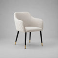Sedia da pranzo con braccioli e schienale avvolgente, tessuto bianco panna, gambe in metallo nero e oro, 58 × 60 × 82 cm
