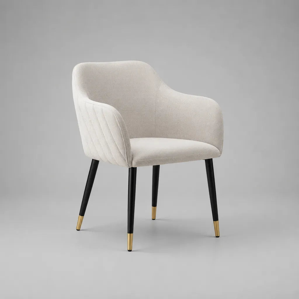 Sedia da pranzo con braccioli e schienale avvolgente, tessuto bianco panna, gambe in metallo nero e oro, 58 × 60 × 82 cm