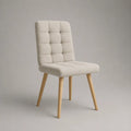 Sedia da pranzo imbottita in tessuto beige con schienale trapuntato e gambe in legno, 49 × 57 × 87 cm